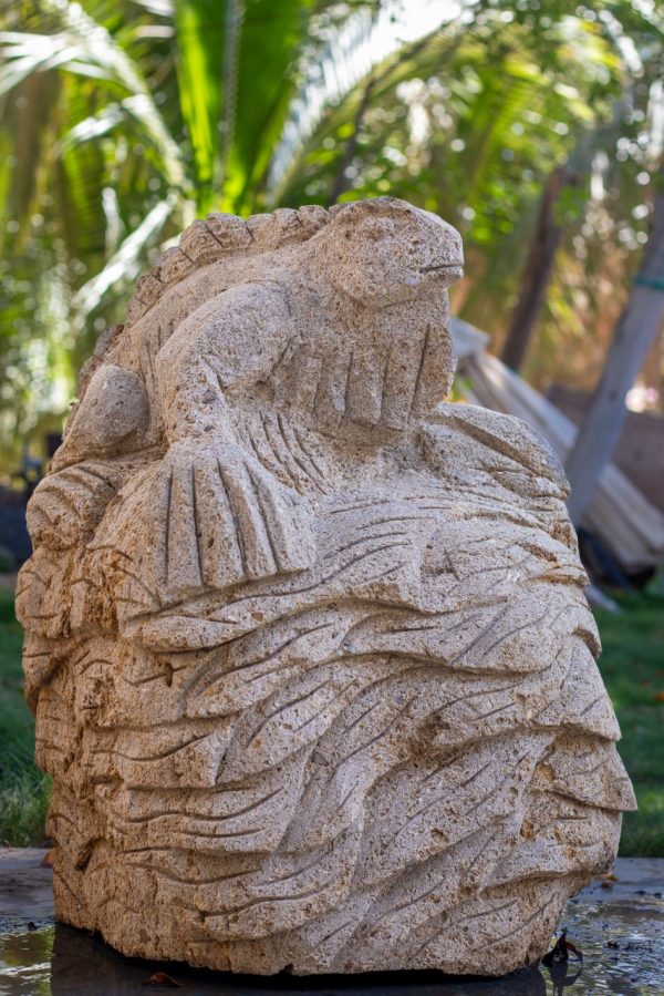 Escultura de Iguana de Piedra